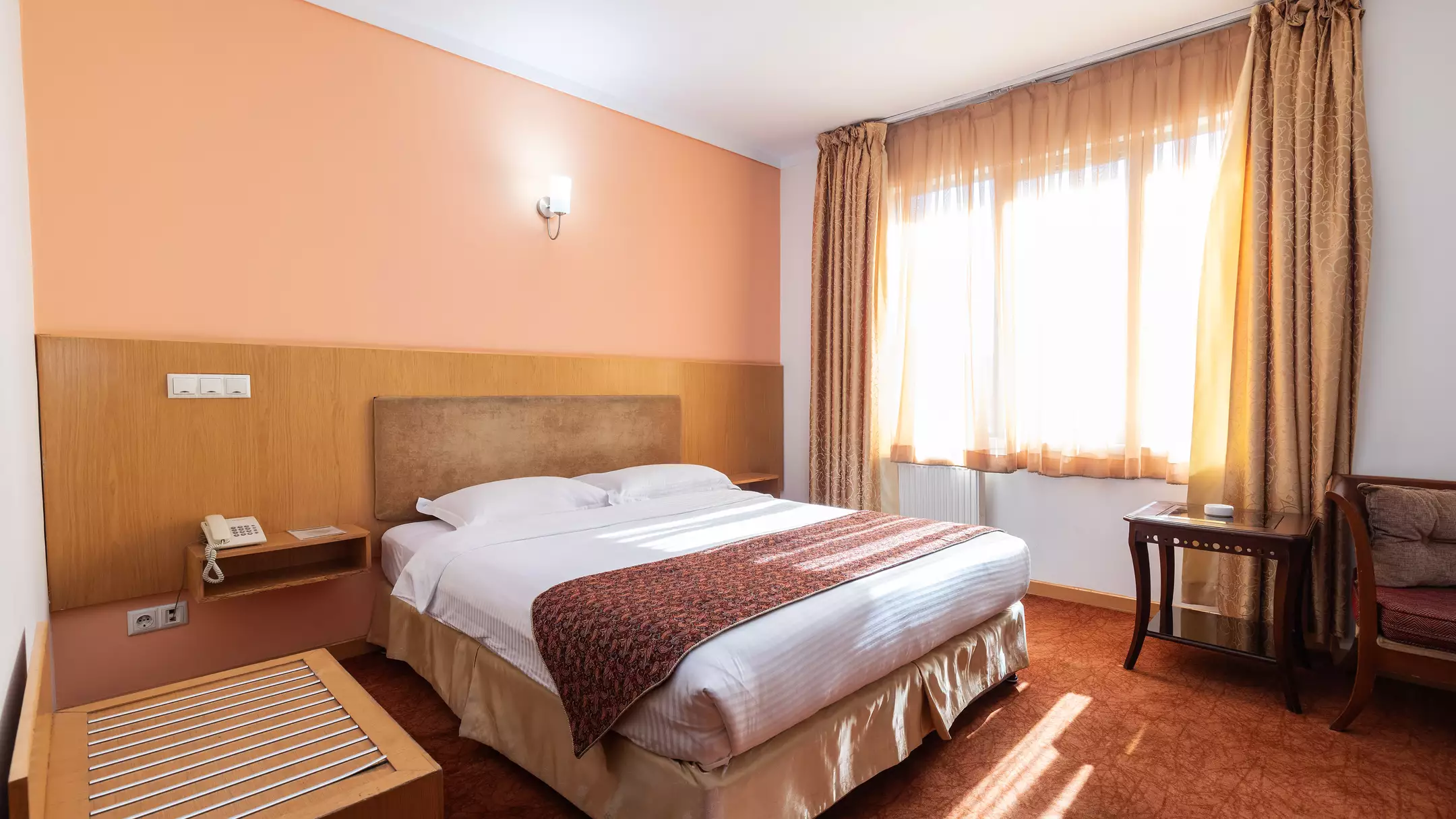 Alibaba https://cdn.alibaba.ir/ostorage/hotel-accommodation-images/67051517359857c3c5f4a7c5_0ed869a6-067f-42bf-bea8-7e6ffa725c23_هتل ساینا - اتاق دوتخته دبل (1).webp